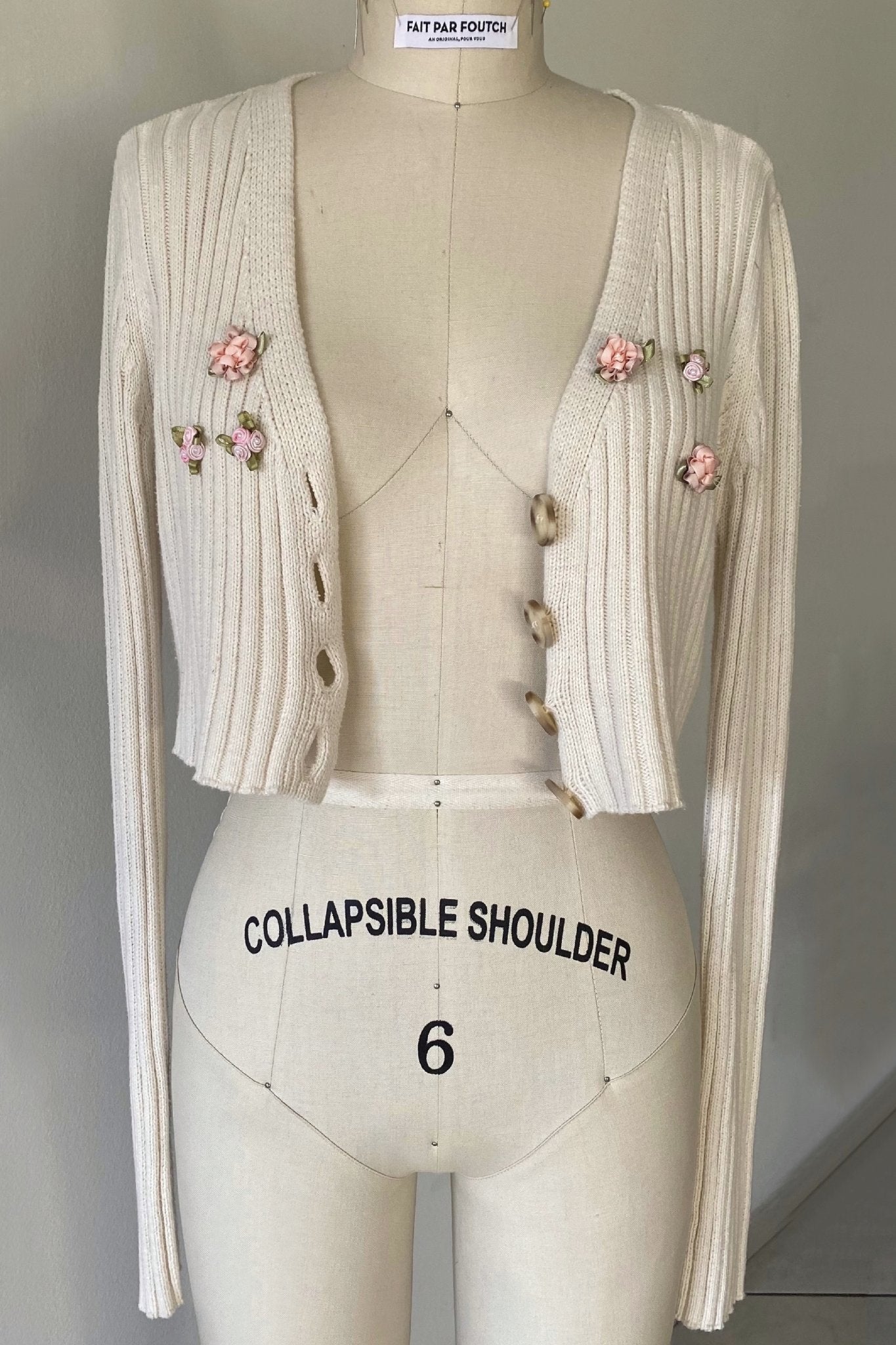 CHLOE CROPPED CARDIGAN - IVORY WITH FLOWERS - FAIT PAR FOUTCH