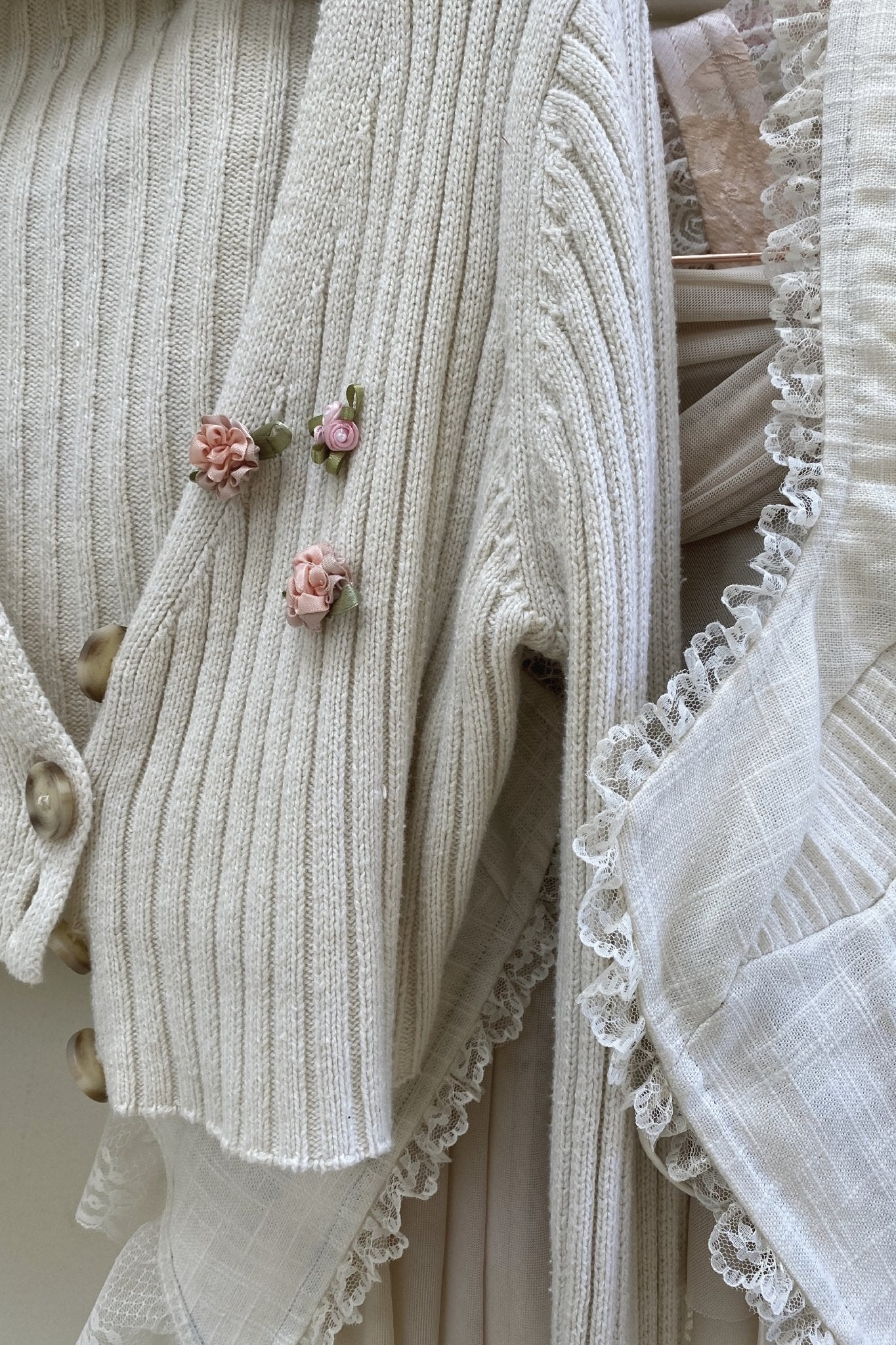 CHLOE CROPPED CARDIGAN - IVORY WITH FLOWERS - FAIT PAR FOUTCH