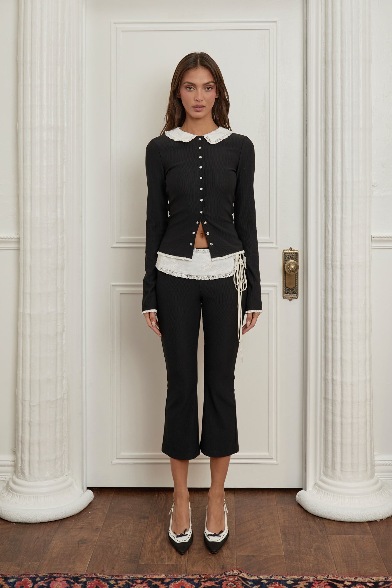 【I AM MARI】Capri Cotton Biker Half Slit Pants MARIE CAPRI - NOIR W/ WHITE EMBROIDERY – Fait Par Foutch
